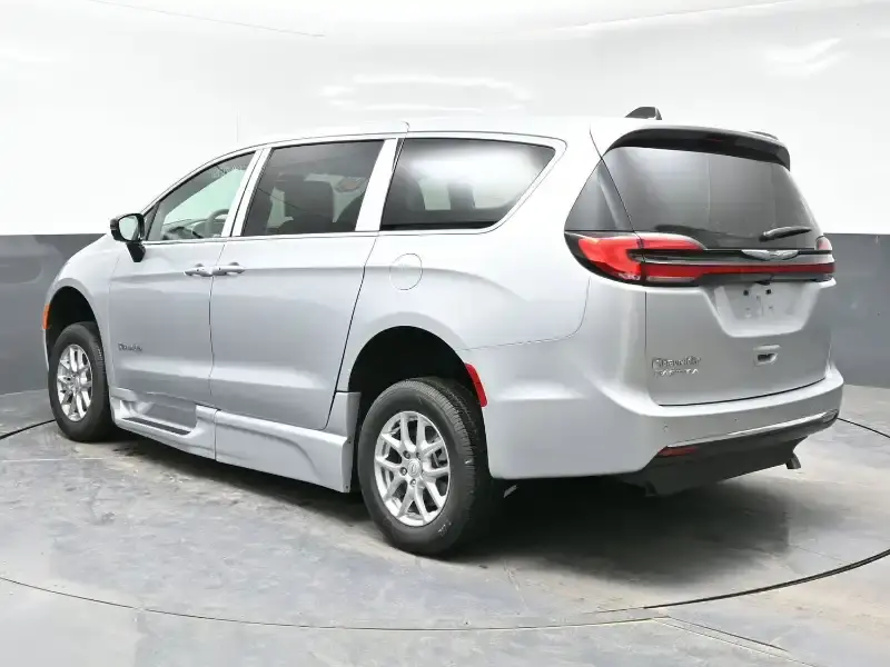 2026 Chrysler Pacifica Select photo 5