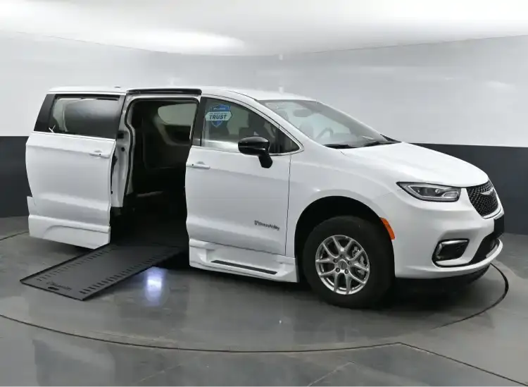 2026 Chrysler Pacifica Select photo 1