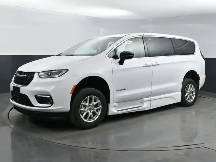 2026 Chrysler Pacifica Select photo 3