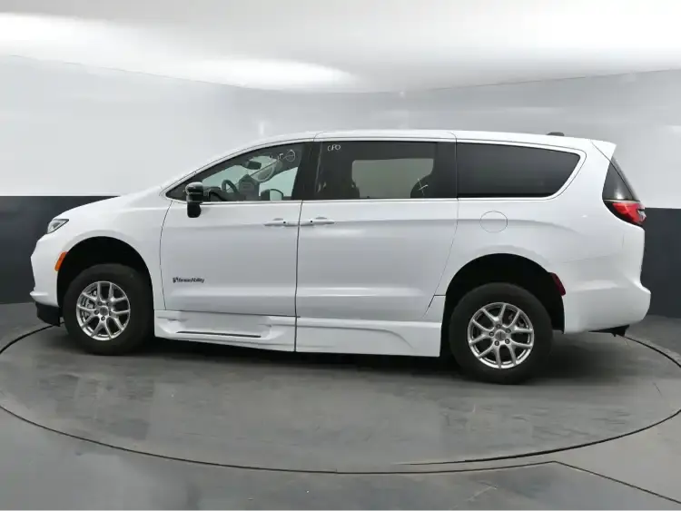 2026 Chrysler Pacifica Select photo 4