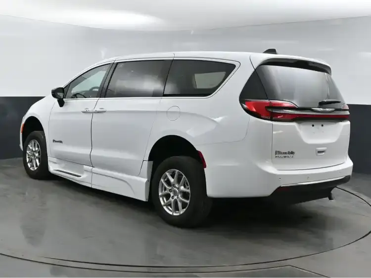 2026 Chrysler Pacifica Select photo 5
