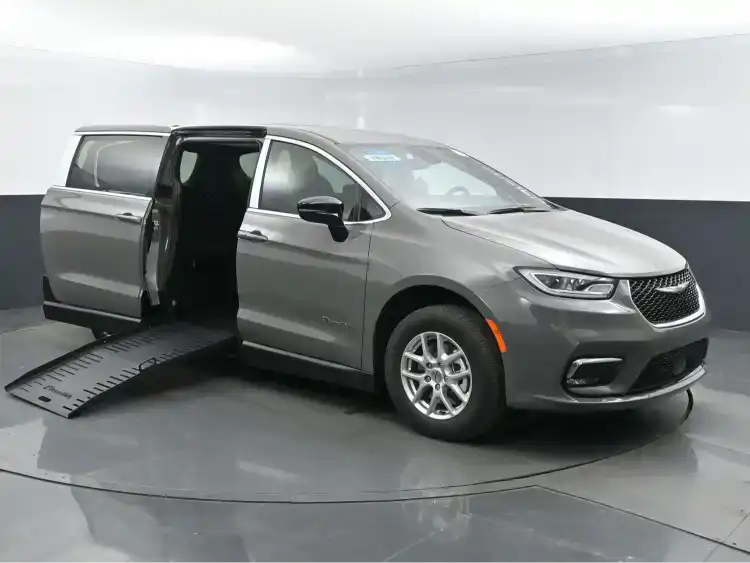 2025 Chrysler Pacifica Select's photo