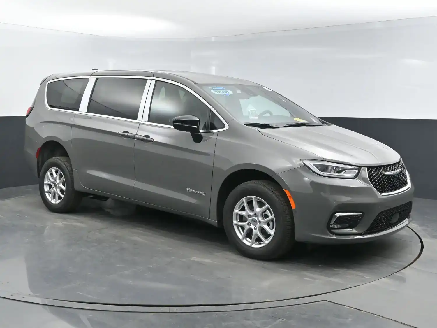 2025 Chrysler Pacifica Select's photo