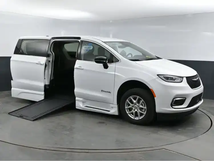 2024 Chrysler Pacifica Touring L's photo
