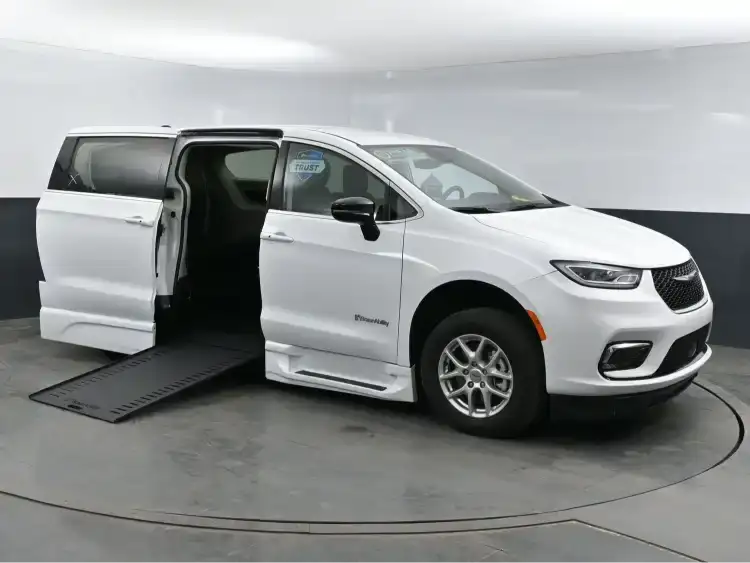 2024 Chrysler Pacifica Touring L's photo