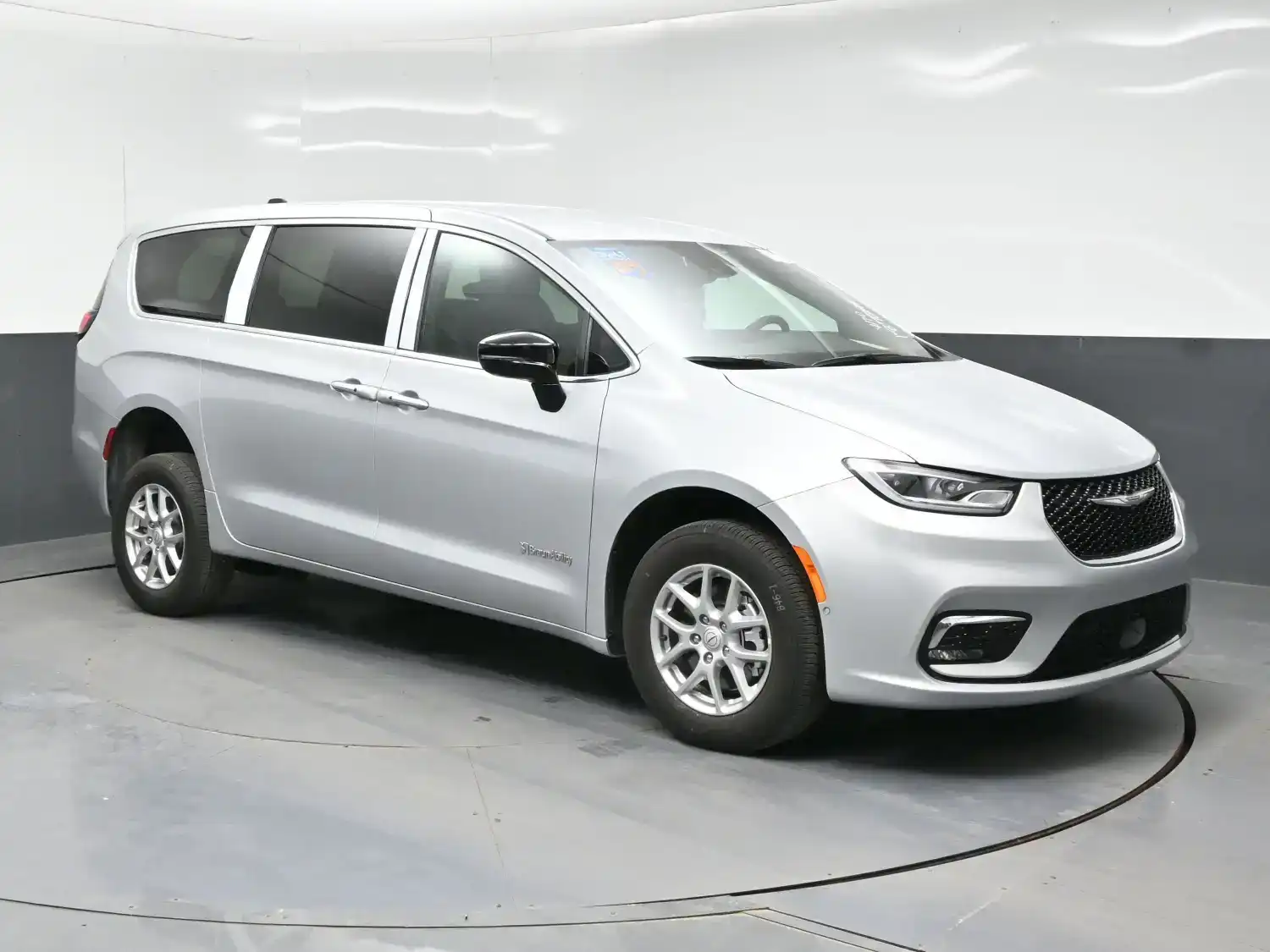 2026 Chrysler Pacifica Select's photo