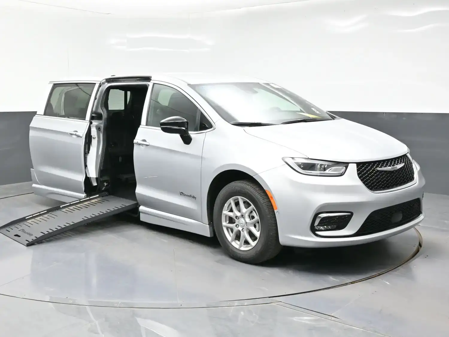 2026 Chrysler Pacifica Select photo 1