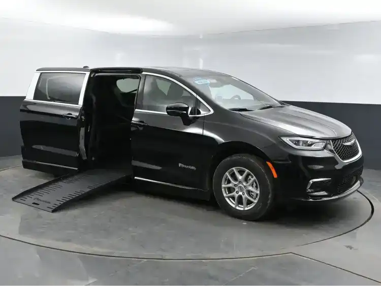 2025 Chrysler Pacifica Select's photo