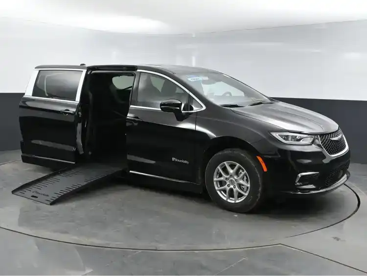 2025 Chrysler Pacifica Select's photo