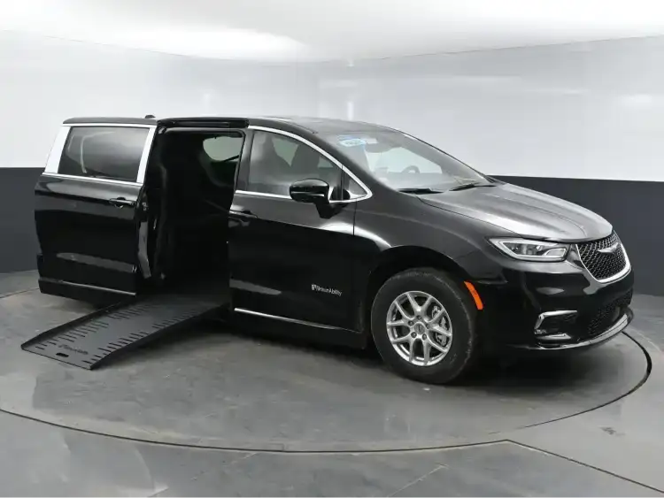 2025 Chrysler Pacifica Select's photo