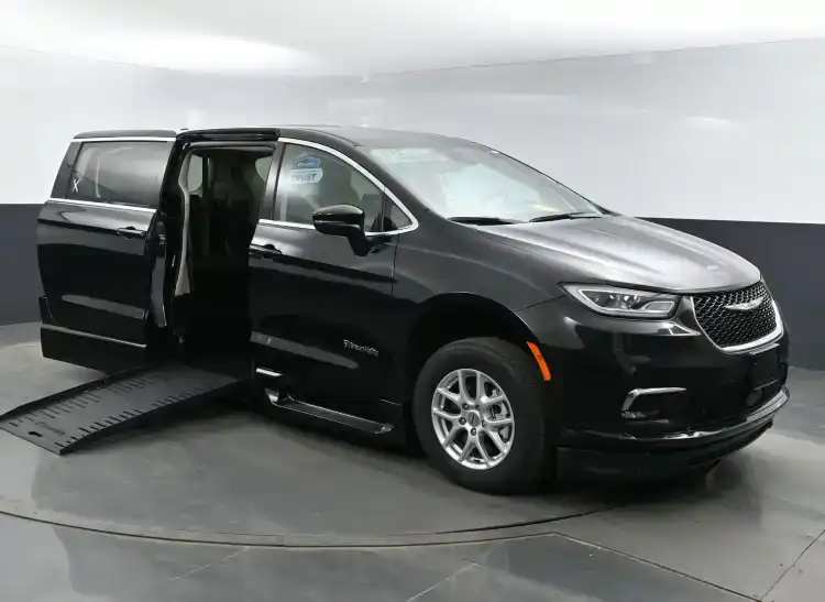 2025 Chrysler Pacifica Select's photo