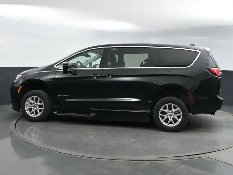 2025 Chrysler Pacifica Select photo 4