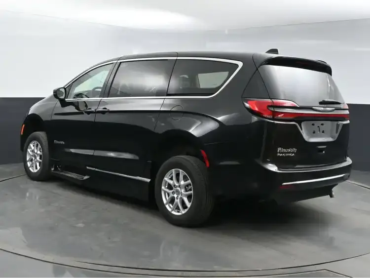 2025 Chrysler Pacifica Select photo 5