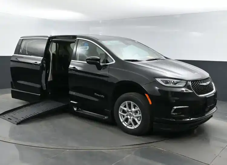 2026 Chrysler Pacifica Select's photo