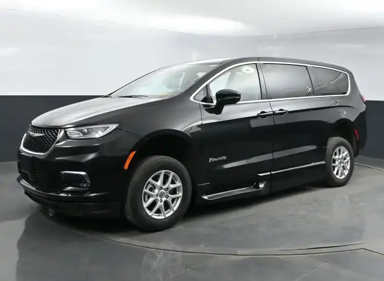 2026 Chrysler Pacifica Select photo 3