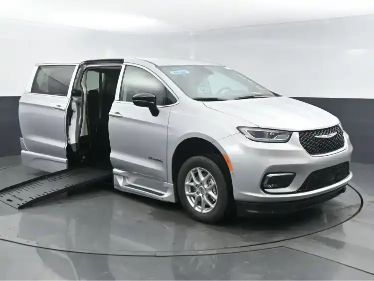 2024 Chrysler Pacifica Touring L's photo