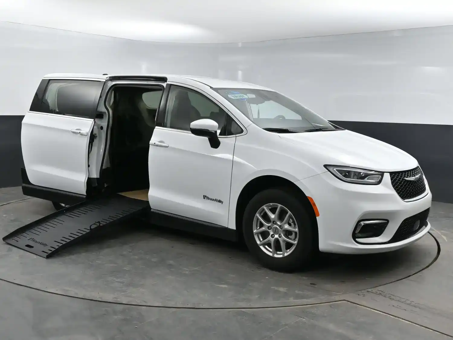 2024 Chrysler Pacifica Touring L's photo