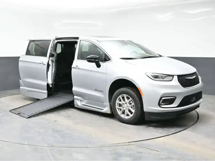 2026 Chrysler Pacifica Select's photo