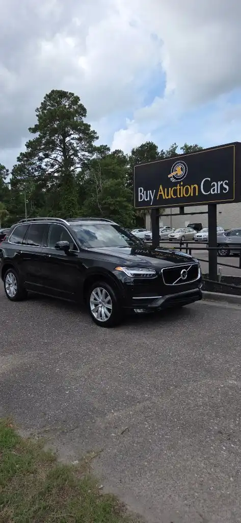 2017 Volvo XC90 T6 AWD Momentum's photo