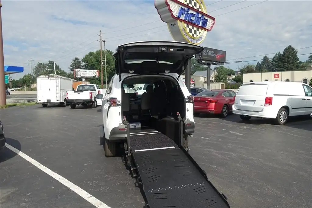 2026 Toyota Sienna LE 8-Passenger Hybrid FWD's photo