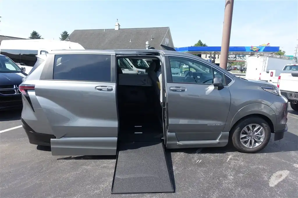 2026 Toyota Sienna LE 8-Passenger Hybrid AWD's photo