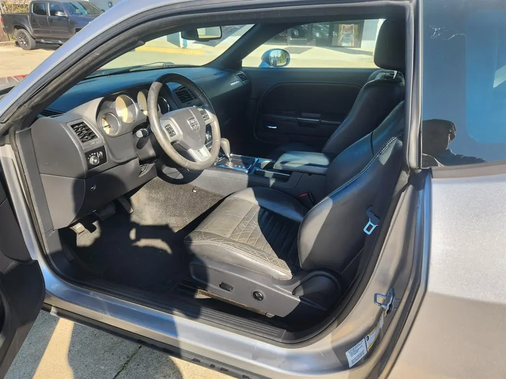 2013 Dodge Challenger SXT photo 5