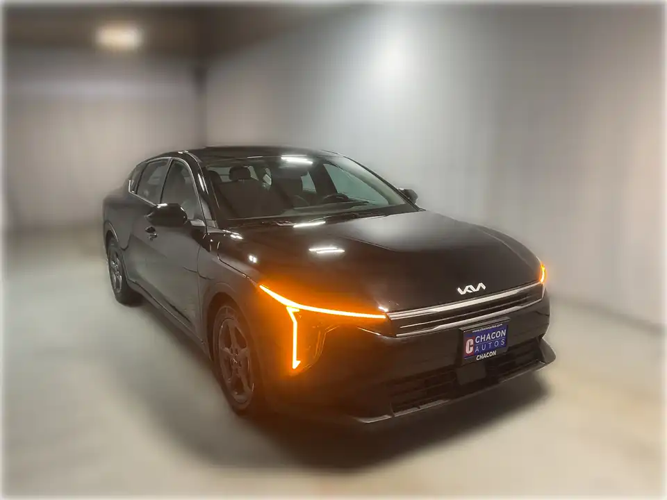 2025 Kia K4 LXS Auto's photo