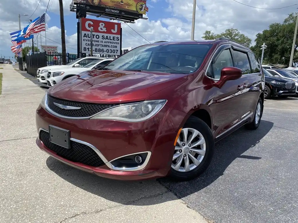 2017 Chrysler Pacifica Touring-L's photo