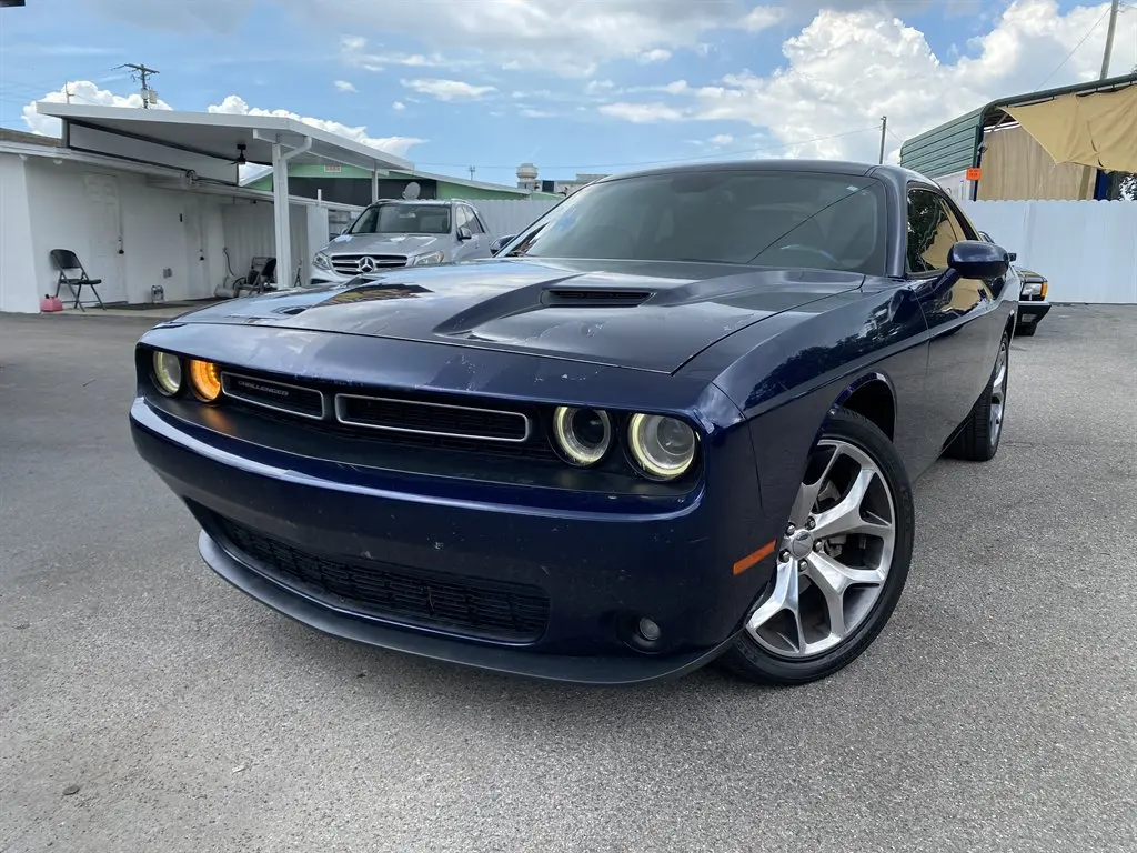 2015 Dodge Challenger SXT Plus photo 4