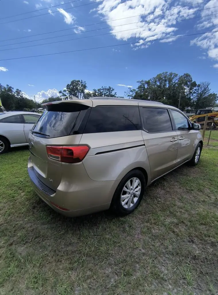 2016 Kia Sedona LX photo 3