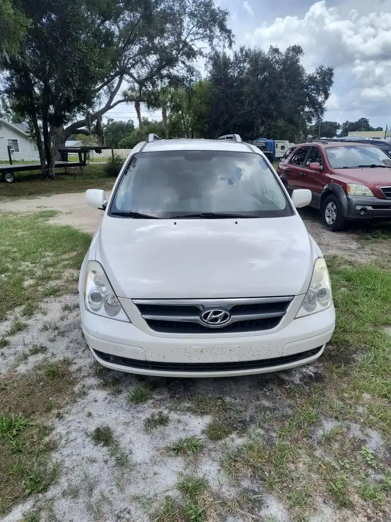 2007 Hyundai Entourage SE's photo