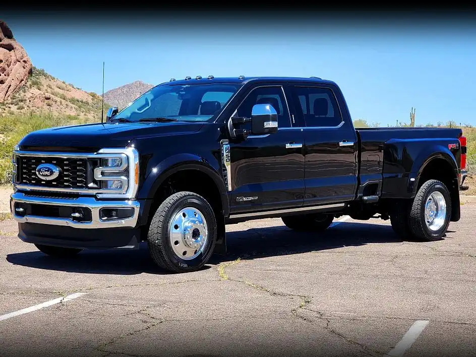 2023 Ford F-450 Lariat 4WD Crew Cab DRW 8' Box's photo