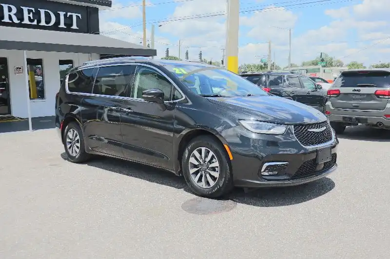 2021 Chrysler Pacifica Touring L's photo