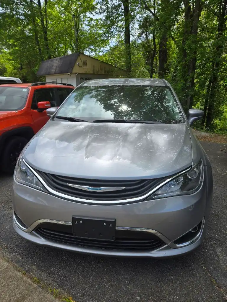 2017 Chrysler Pacifica Hybrid Touring Plus's photo