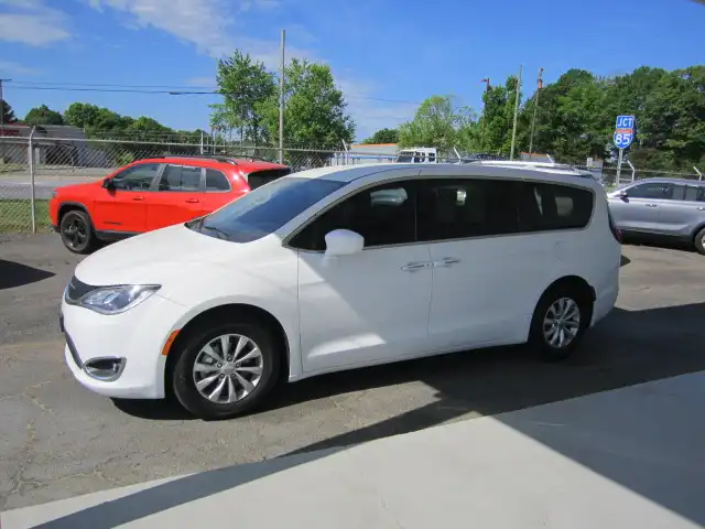 2018 Chrysler Pacifica Touring Plus's photo
