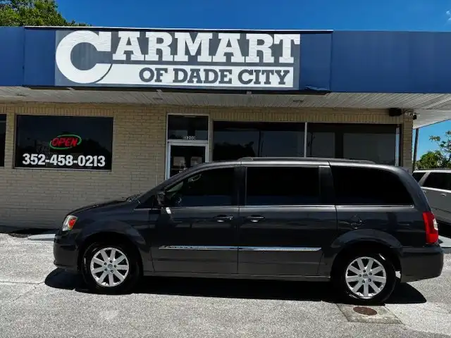 2016 Chrysler Town & Country Touring's photo