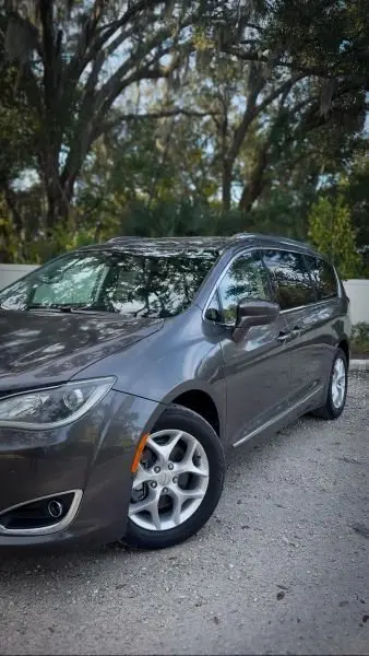 2017 Chrysler Pacifica Touring-L Plus photo 4