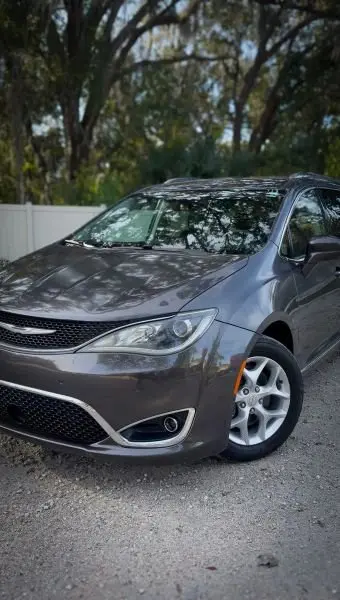 2017 Chrysler Pacifica Touring-L Plus photo 3