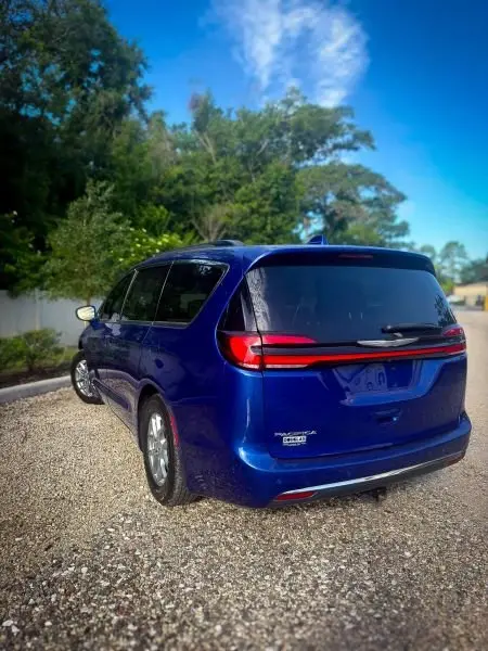 2021 Chrysler Pacifica Touring photo 4