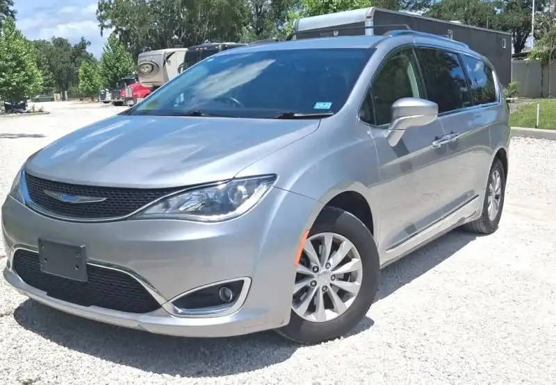 2018 Chrysler Pacifica Touring L's photo