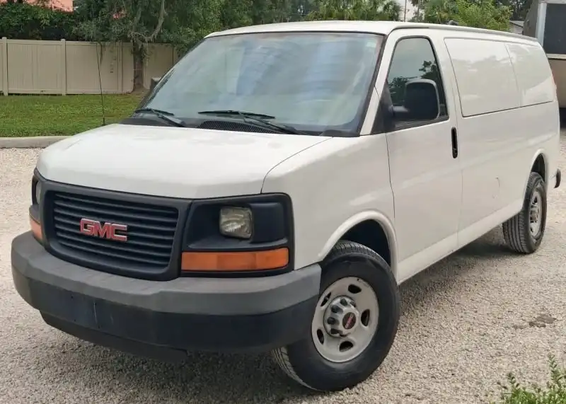 2009 GMC Savana 2500 Work Van (HD)'s photo