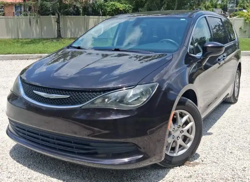 2017 Chrysler Pacifica Touring's photo