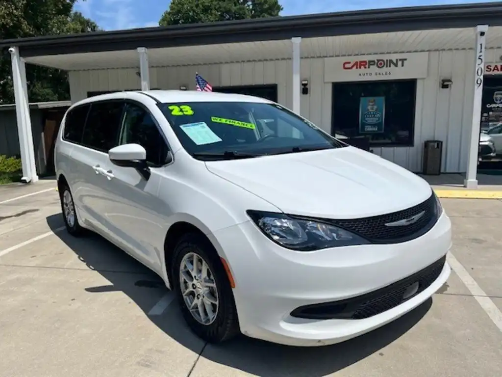 2023 Chrysler Voyager LX's photo