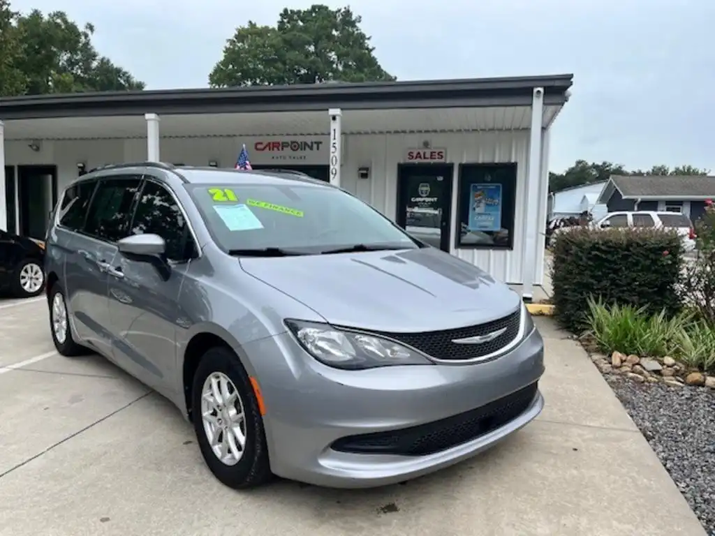 2021 Chrysler Voyager LXI's photo