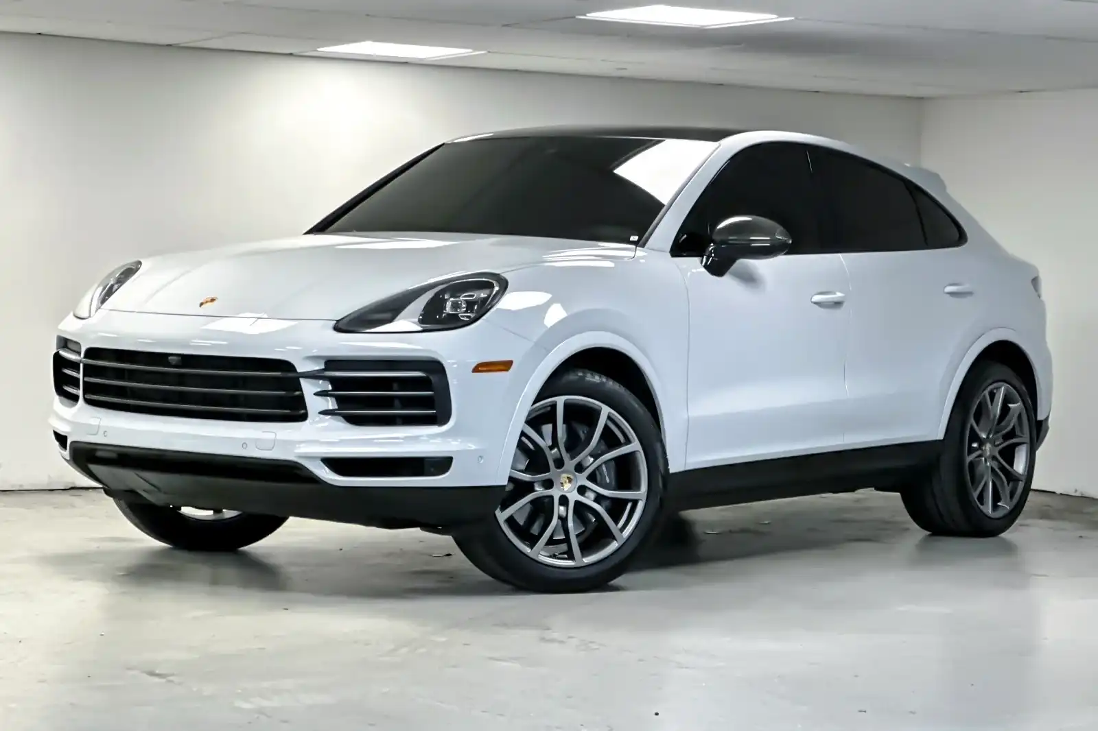 2023 Porsche Cayenne Platinum Edition's photo