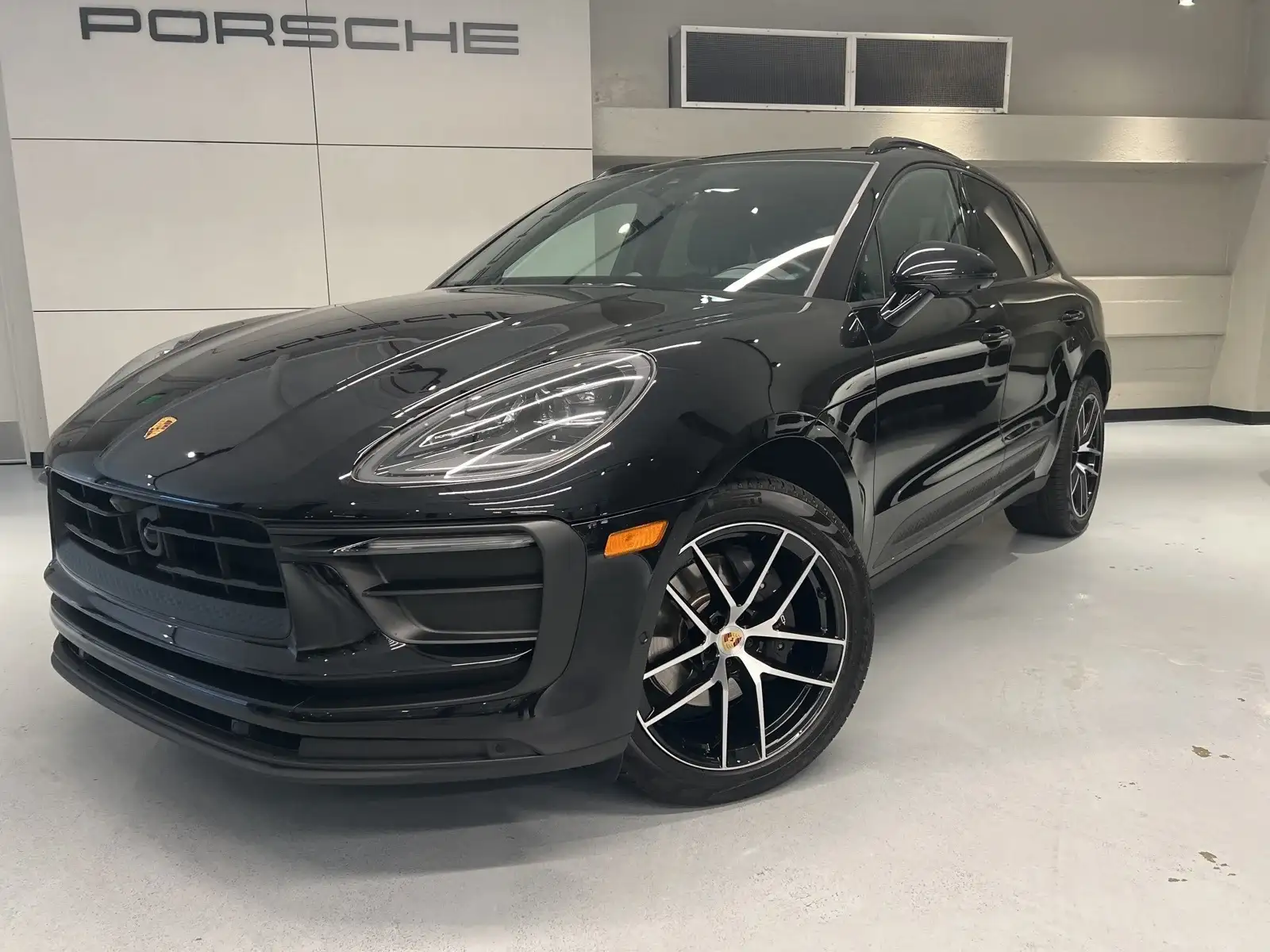 2023 Porsche Macan Base's photo