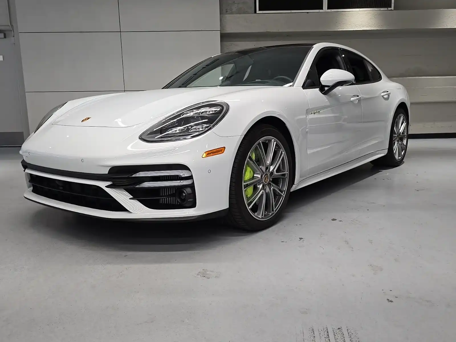 2023 Porsche Panamera Turbo S E-Hybrid's photo