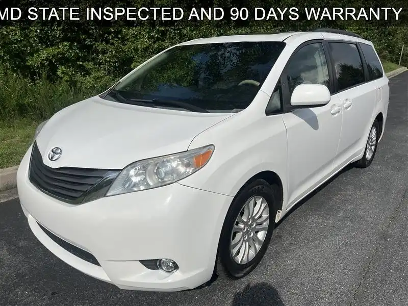 2014 Toyota Sienna XLE V6 7-Passenger Access Seat's photo