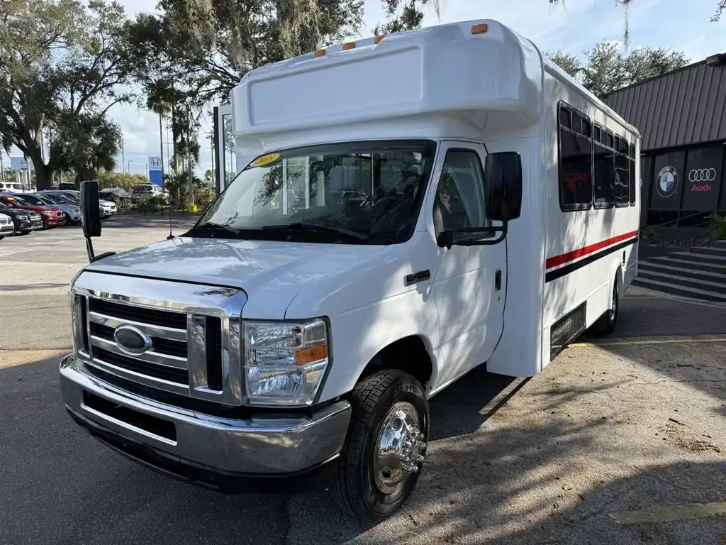 2015 Ford E-Series DRW E-450 Super Duty 158 in WB's photo