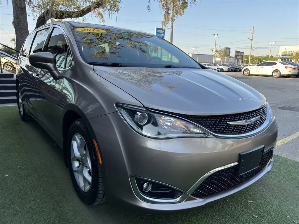 2018 Chrysler Pacifica Touring Plus photo 3
